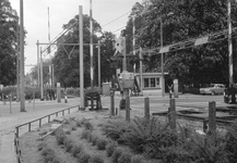 20039 Gezicht op de spoorwegovergang in de Oosterspoorweg te Utrecht ter hoogte van de kruising Maliebaan/Ramstraat.